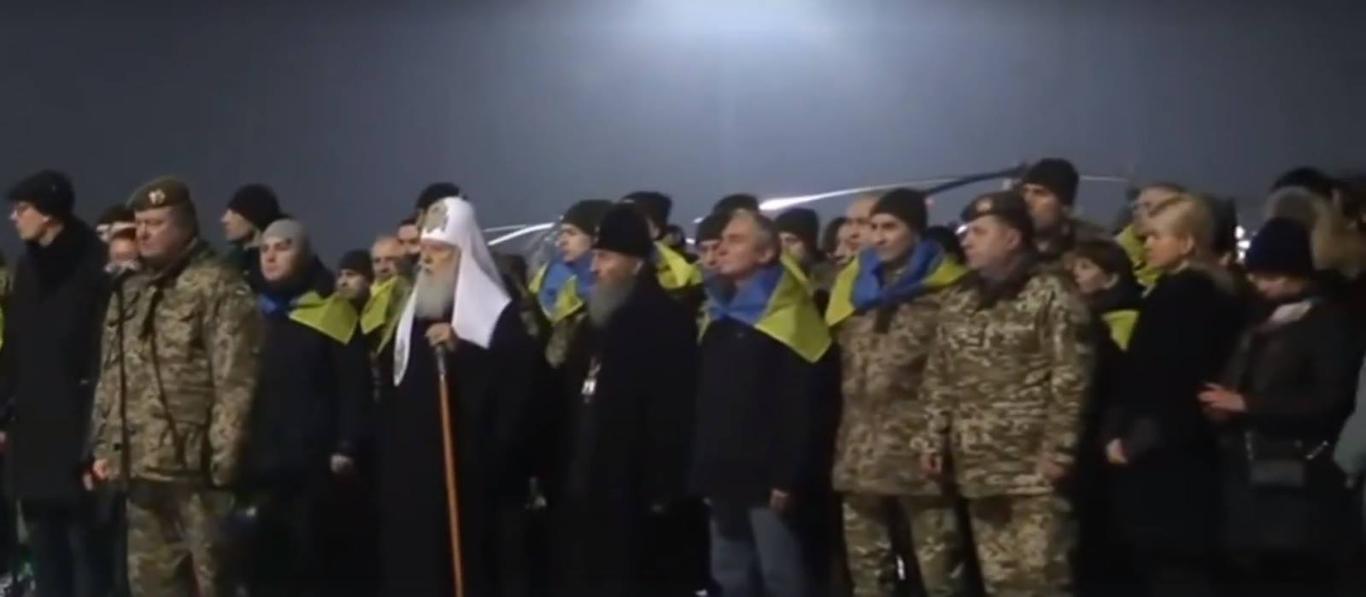 Українських заручників зустріли на аеродромі в Харкові бойовими прапорами і гімном України (ВІДЕО)