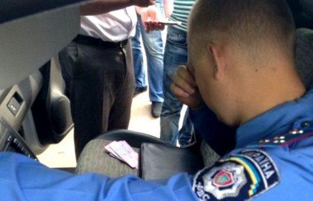 Двох поліцейських, які отримали 300 доларів хабара, засудили до 5 років тюрми