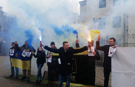 Біля посольства РФ в Києві  українських політв'язнів вітають з Новим роком (ФОТО)