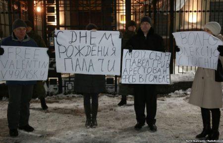 Рідні політв’язнів прийшли під посольство РФ нагадати про репресії в Криму (ВІДЕО)