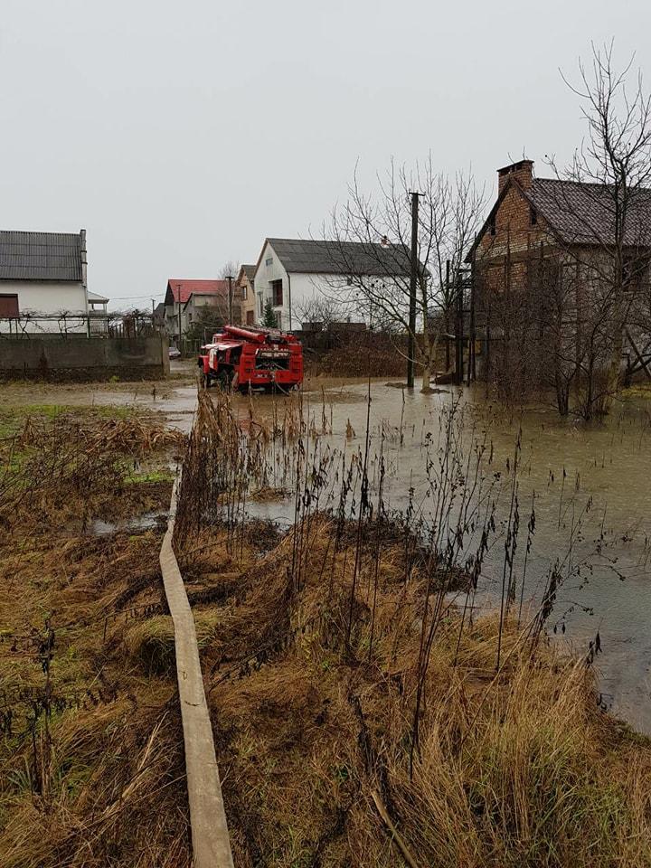 Повінь на Закарпатті: рівень води у річках знижується (ФОТО)