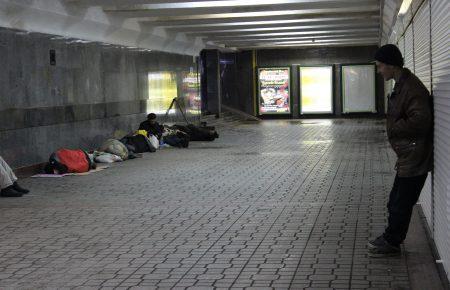 Найнебезпечніший час уночі: як взимку виживають бездомні у Києві (Фоторепортаж)