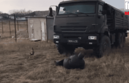 В окупованому Криму в знак протесту жителька кидалася під військові КАМАЗи (ВІДЕО)