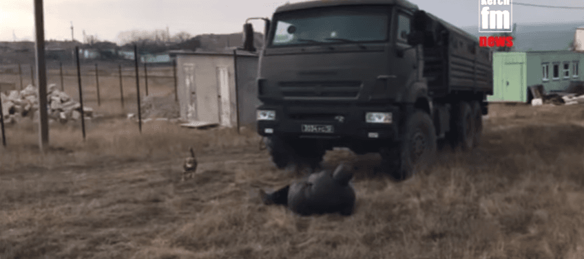 В окупованому Криму в знак протесту жителька кидалася під військові КАМАЗи (ВІДЕО)