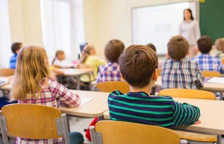 Французьким школярам заборонять використовувати телефони з 2018 року