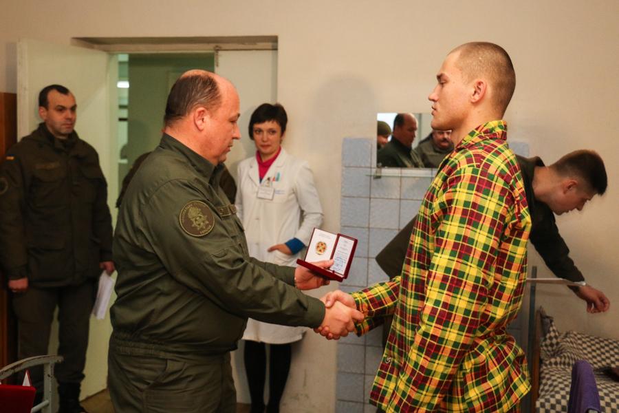 Постраждалі під Жовтневим палацом нацгвардійці отримали нагороди (ФОТО, Відео)