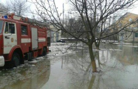 На Закарпатті обмежили рух двома трасами через підйом води у річках