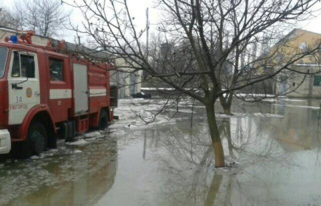 На Закарпатті обмежили рух двома трасами через підйом води у річках