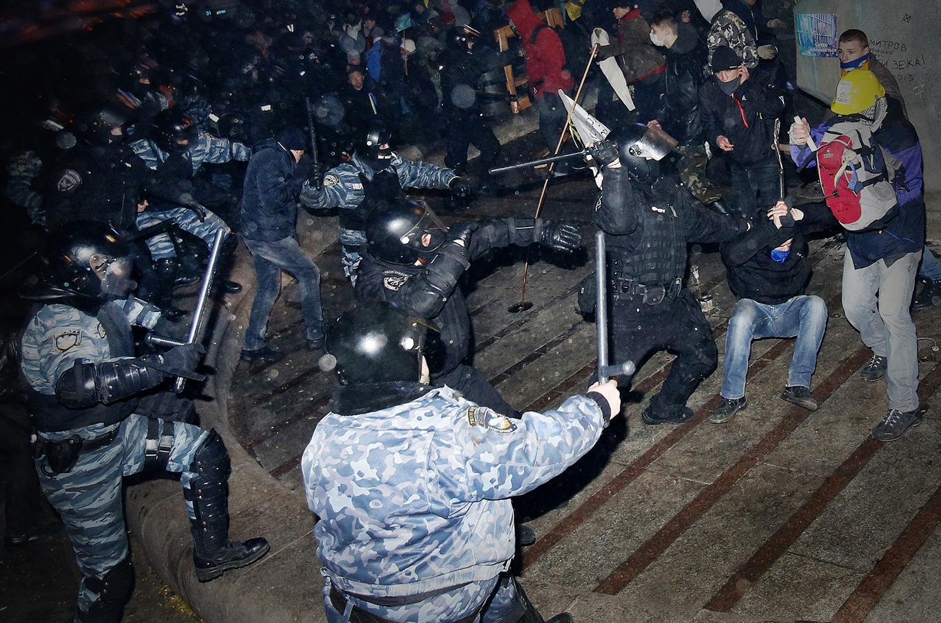 «Принизливо, коли я, доросла жінка, не можу це зупинити», — історія потерпілої під час розгону Майдану