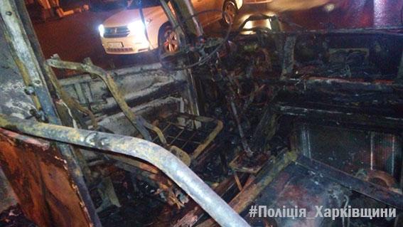 На лівому березі Києва горить двоповерховий будинок