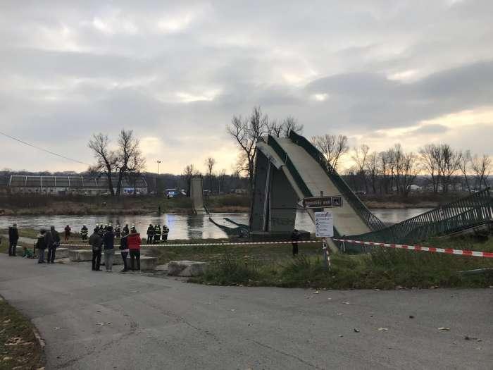 У Празі обвалився пішохідний міст, є постраждалі