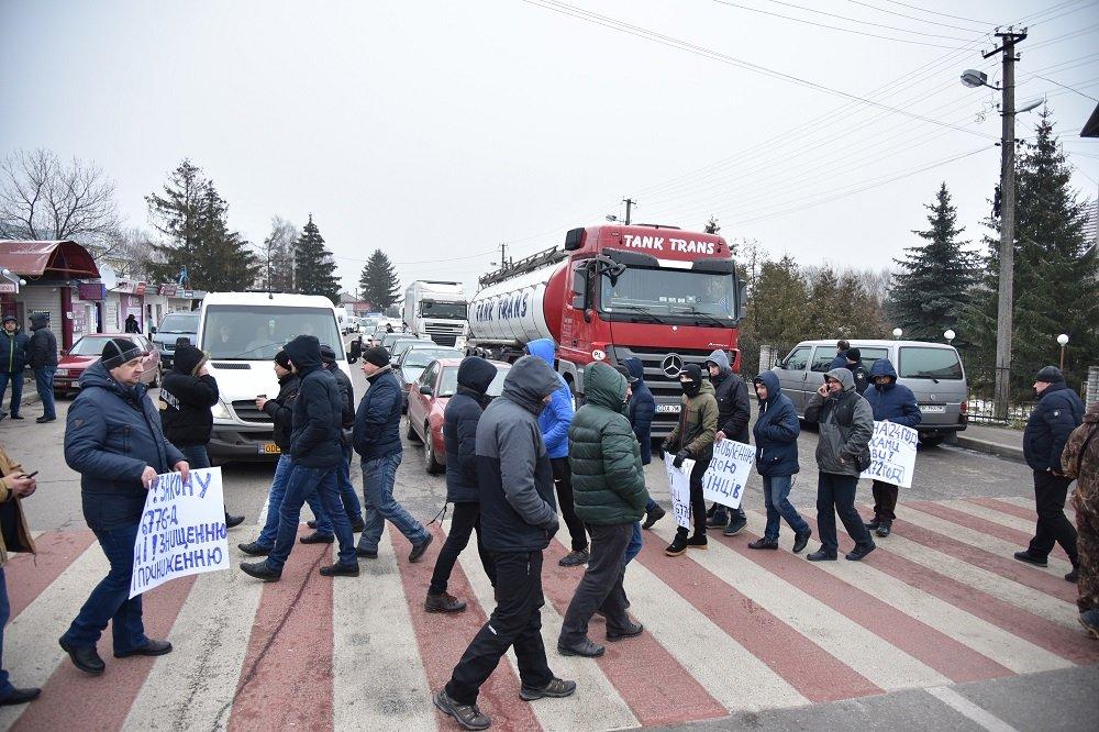 Люди перекрили дороги до трьох пунктів пропуску на Львівщині(ФОТО)