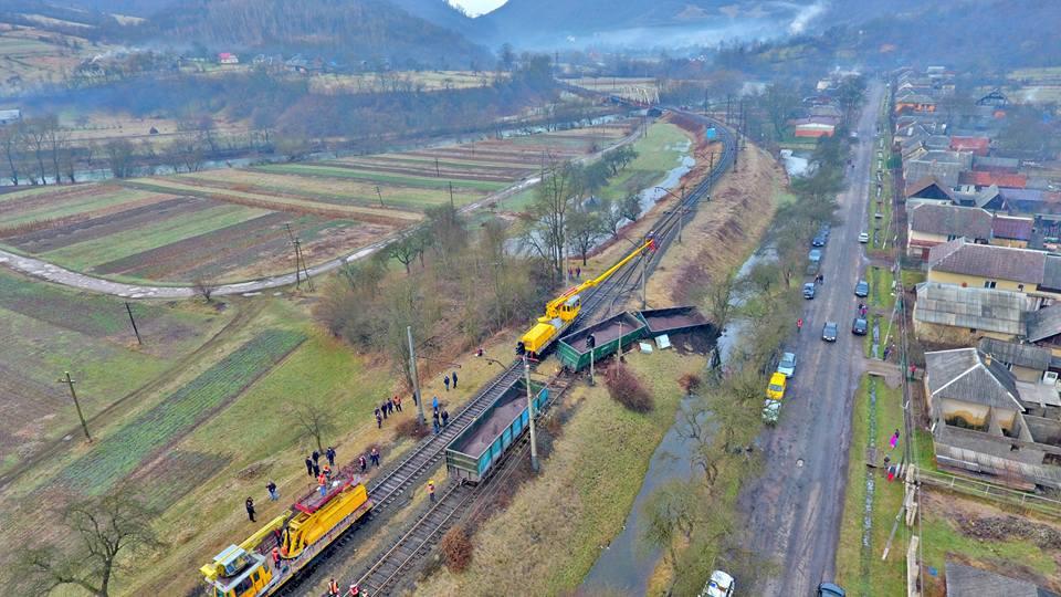 На Закарпатті з рейок з’їхав вантажний потяг (ФОТО, Відео)