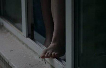 На Київщині жінка викинулася з вікна багатоповерхівки через тортури співмешканця