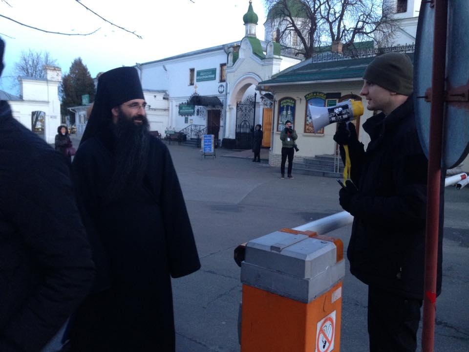 «Геть ФСБ»: праворадикали заблокували в’ізд до Києво-Печерської лаври (ФОТО, ВІДЕО)