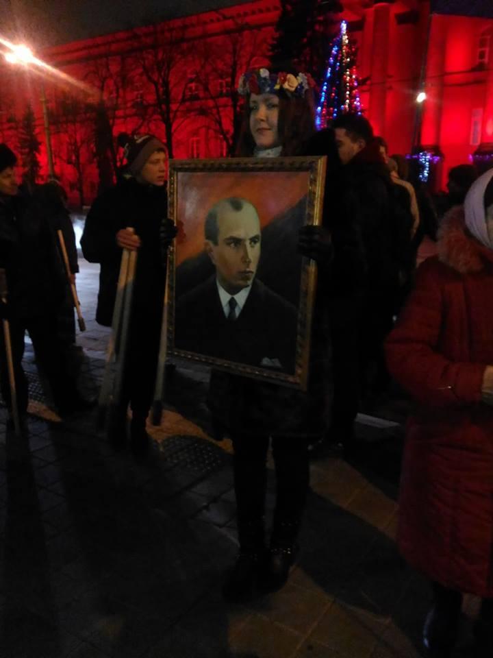 У Києві проходить смолоскипна хода до дня народження Степана Бандери (ФОТОРЕПОРТАЖ, ВІДЕО)