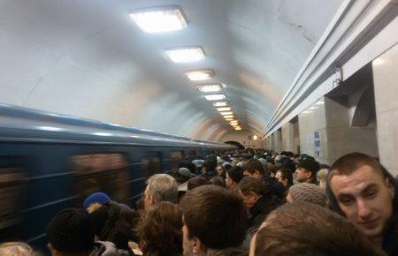 Неcправність потягу: в столичному метро призупинено рух червоною гілкою