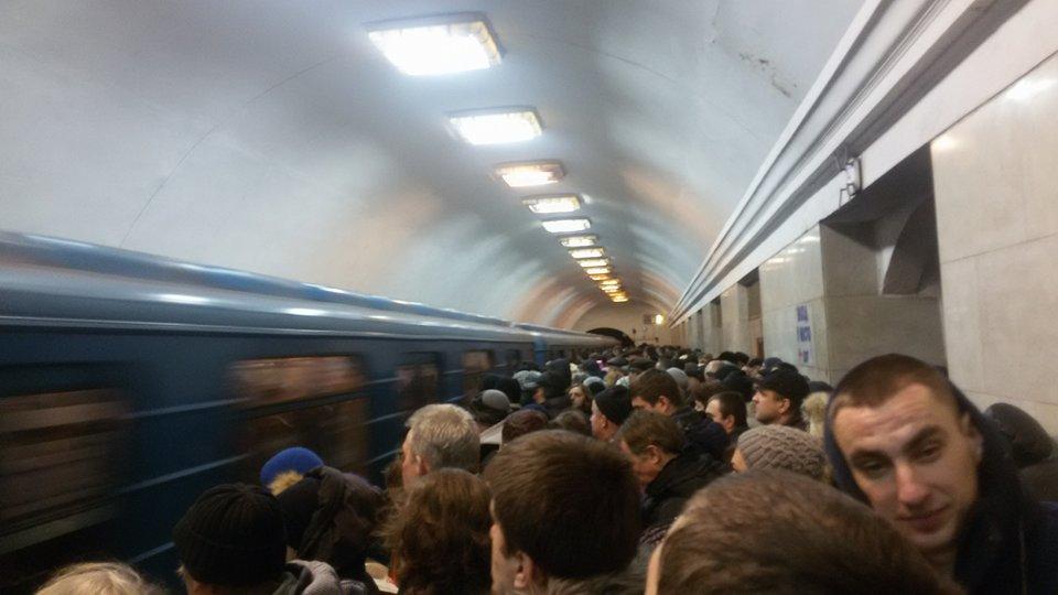 Неcправність потягу: в столичному метро призупинено рух червоною гілкою