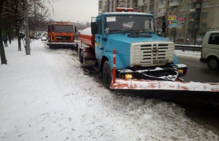 Київ очищує від снігу 291 машина спецтехніки (ФОТО)