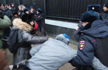 У Росії хочуть відкрити справу на чоловіка, який обороняв Навального від поліції, - журналіст