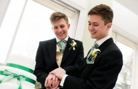 Росія: чоловіків, яким поставили штампи про шлюб, звинуватили у псуванні паспортів