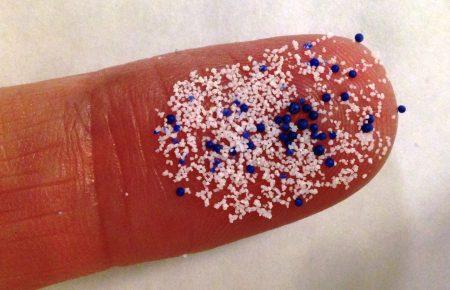 В Британії заборонили виготовлення виробів з вмістом пластикових мікрочастинок