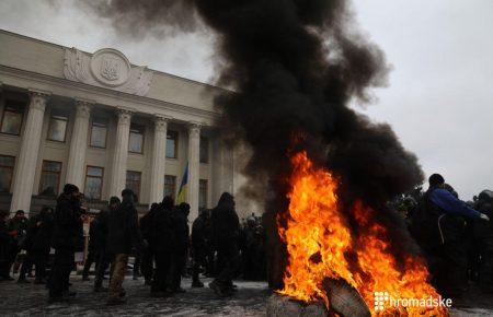 Постраждалий поліцейський та сутички під Радою: хронологія подій (ВІДЕО)