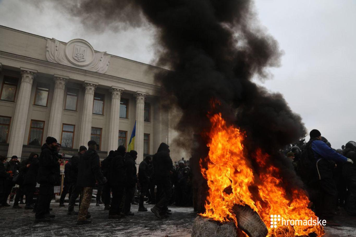 Постраждалий поліцейський та сутички під Радою: хронологія подій (ВІДЕО)