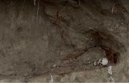 Кременчуцьке водосховище розмиває могили на старих цвинтарях, скелети висять над водою (ВІДЕО)