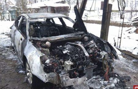 У координатора штабу Ксенії Собчак в Псковській області згоріла машина (ВІДЕО)