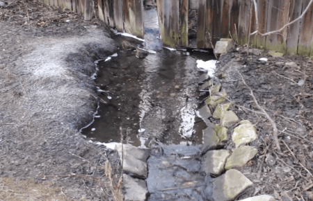 «На межі»: селище з обмеженим доступом перетворюється на болото (ВІДЕО)