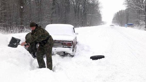 Через хуртовину на Донеччині й Херсонщині утворилися затори (ФОТО, Відео)