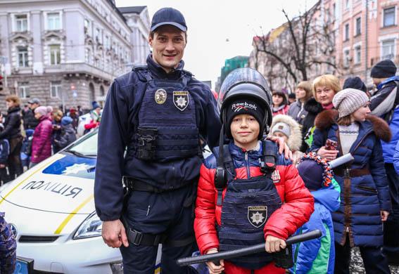 Столичні патрульні розважали дітей на Різдво (ФОТО, Відео)