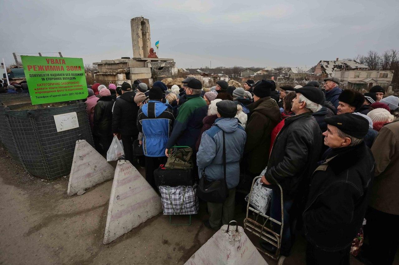 Що відбувається на КПВВ «Станиця Луганська»? (Фоторепортаж)