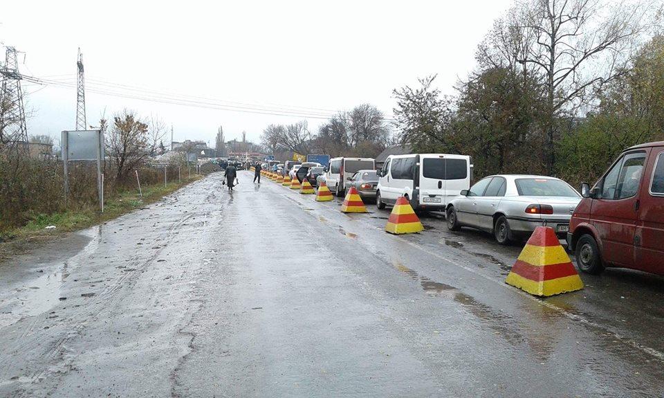 Володимир Вєсьолкін прокоментував ситуацію з нелегальною торгівлею та лоббі перевізників на КПВВ на Донеччині