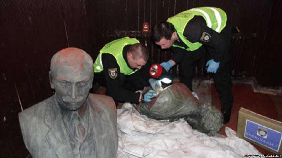 На Чернігівщині затримали викрадачів бюстів Коцюбинського та Пушкіна