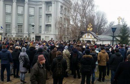 Біля монастиря Московського патріархату проходить дві акції: одні вимагають знести будівлю, інші моляться (ФОТО)