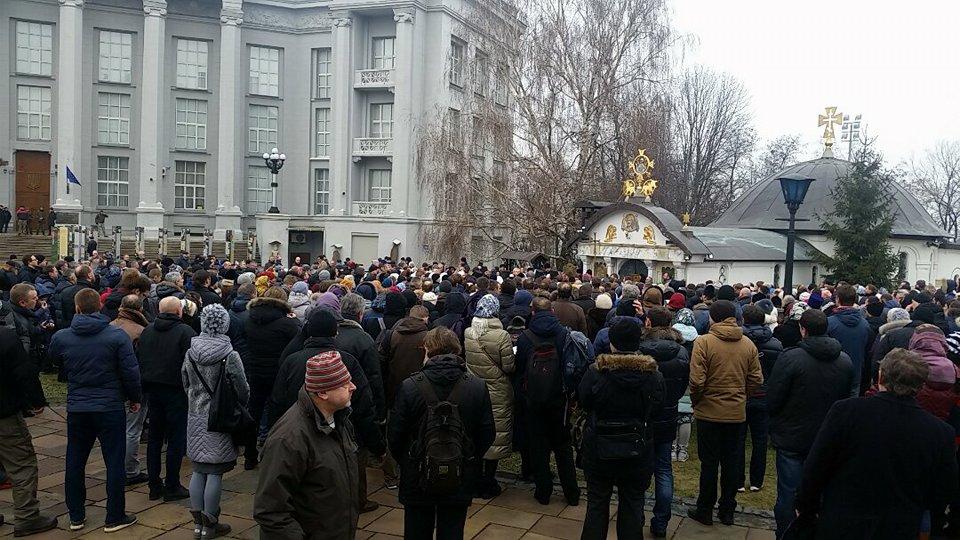 Біля монастиря Московського патріархату проходить дві акції: одні вимагають знести будівлю, інші моляться (ФОТО)