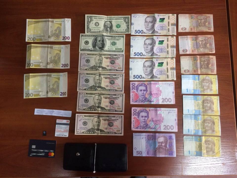 У Києві затримали хакера, якого розшукували правоохоронці 30 країн світу, - МВС (ФОТО)