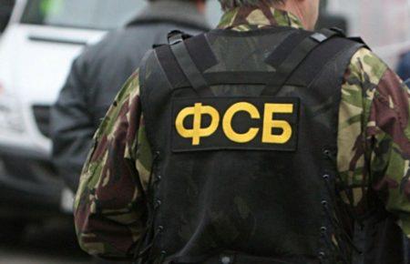 Після обшуків у окупованому Криму до ФСБ у Сімферополі вивезли 12 людей — журналіст