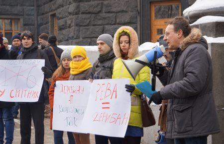 Під Кабміном активісти та ветерани вимагають відставки міністра соцполітики (ФОТО)