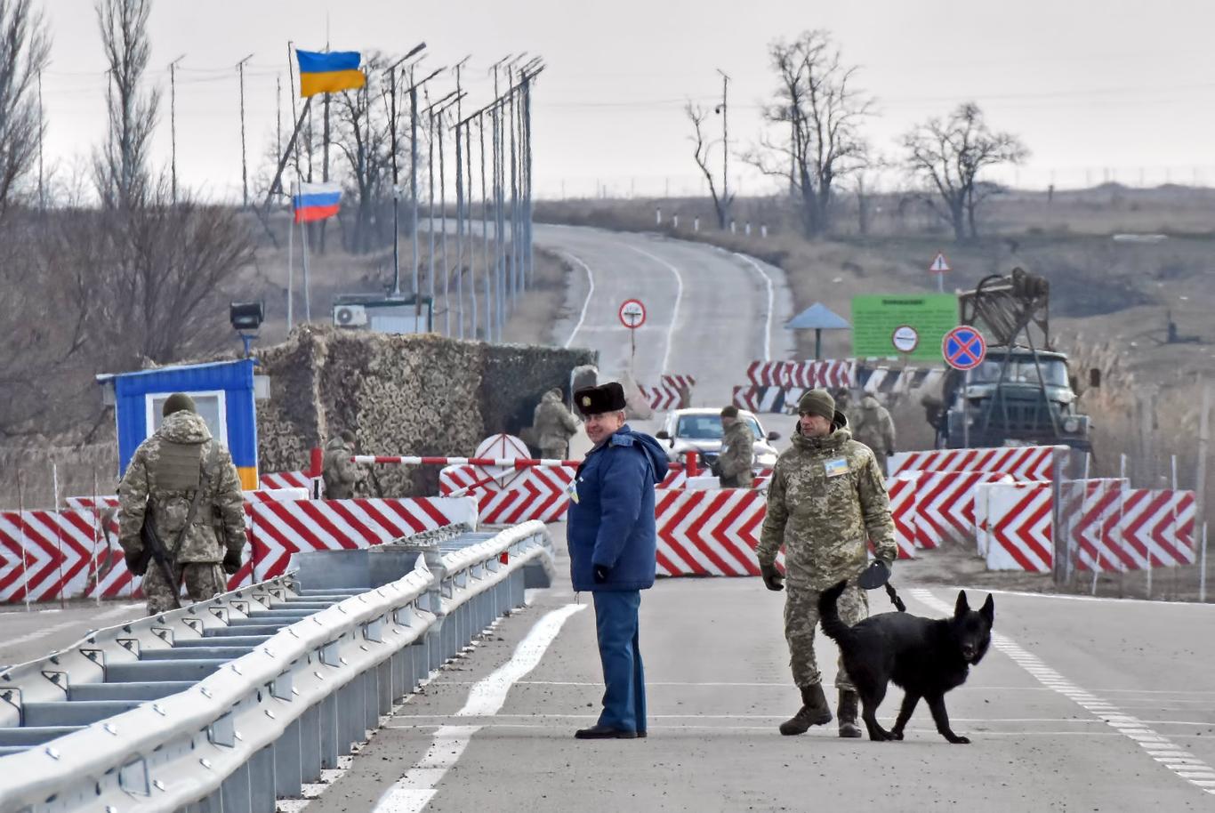 Відсутність ліхтарів, туалетів та медиків: в якому стані КПВВ на адмінкордоні з Кримом? Фото