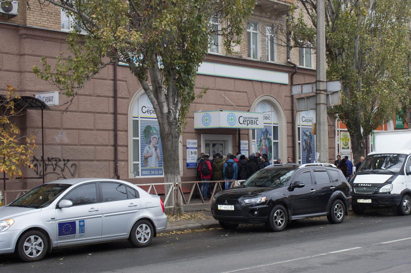 Тижні очікування або корупція. Як кримчани оформлюють закордонні паспорти