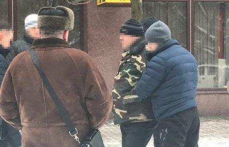 У Сумах на хабарі викрили чинного та двох колишніх правоохоронців (ФОТО)