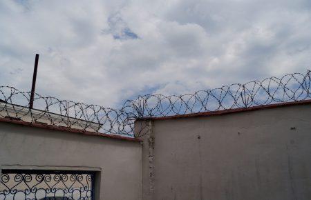 Троє в’язнів колонії в Ізяславі припинили голодування, сімох годуватимуть примусово