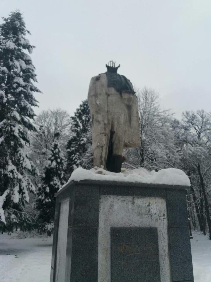 У Стрию невідомі відбили голову пам’ятник Тарасу Шевченку (ФОТО)