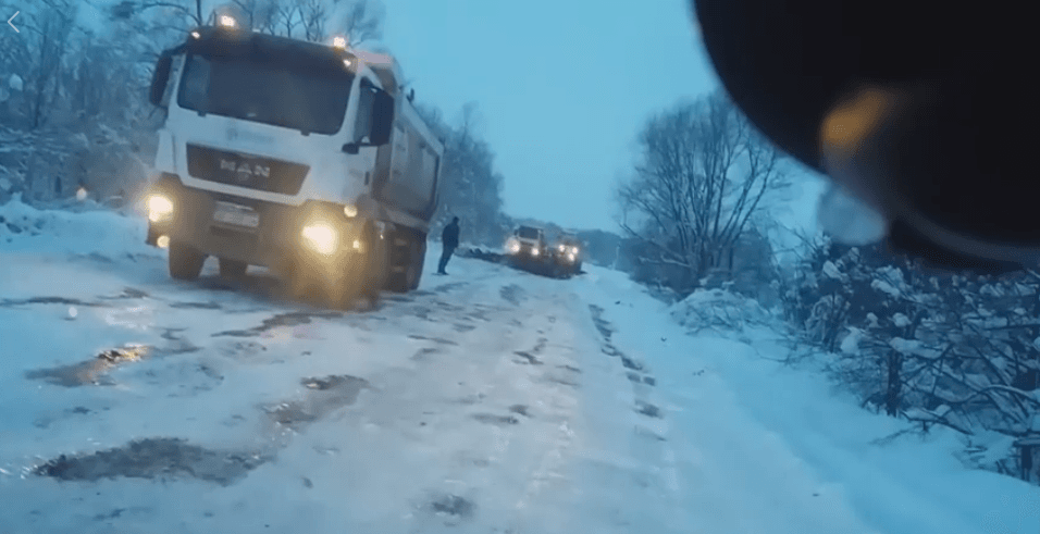 Дорога Дрогобич-Самбір: чи дійсно асфальт укладали поверх снігу? (ВІДЕО)