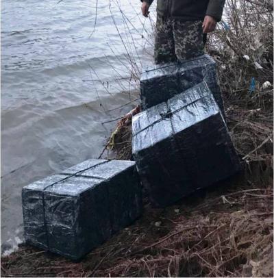 На Закарпатті чоловік намагався річкою переправити до Румунії контрабандні цигарки