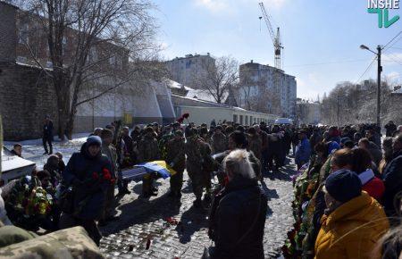 У Миколаєві попрощалися із льотчиком Волошиним, який покінчив з життям (ФОТО, Відео)
