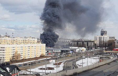 У Санкт-Петербурзі горить автоцентр: площа пожежі — 500 квадратних метрів (ФОТО, ВІДЕО)